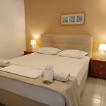 Marios Garden House דירה *