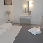 דירה Marios Garden House *