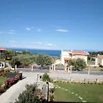 דירה Marios Garden House *